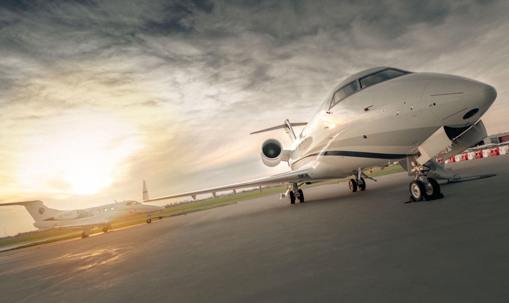 Challenger 605 LV-HQR en la plataforma de San Fernando al atardecer