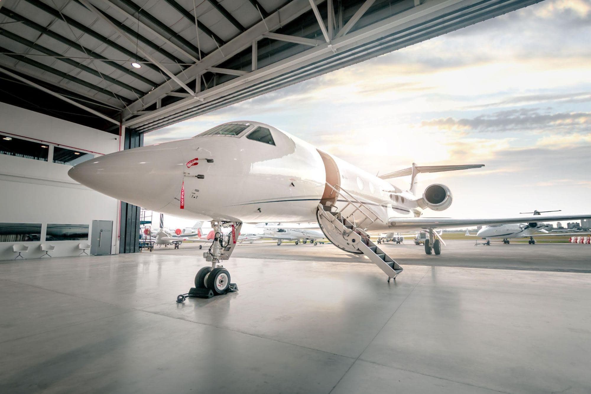 Gulfstream V LV-KLH en el hangar de Flyzar, con la escalerilla desplegada