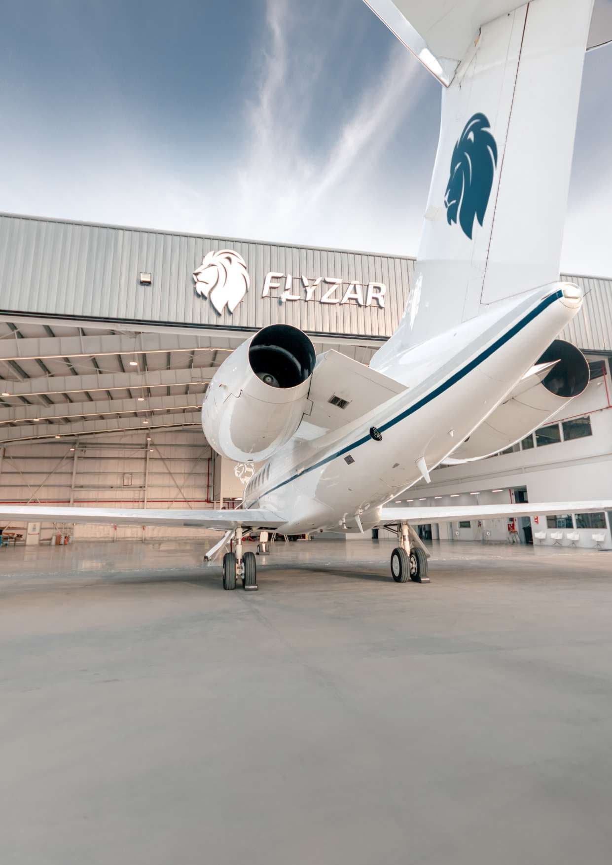 Gulfstream V LV-KLH frente al hangar de Flyzar