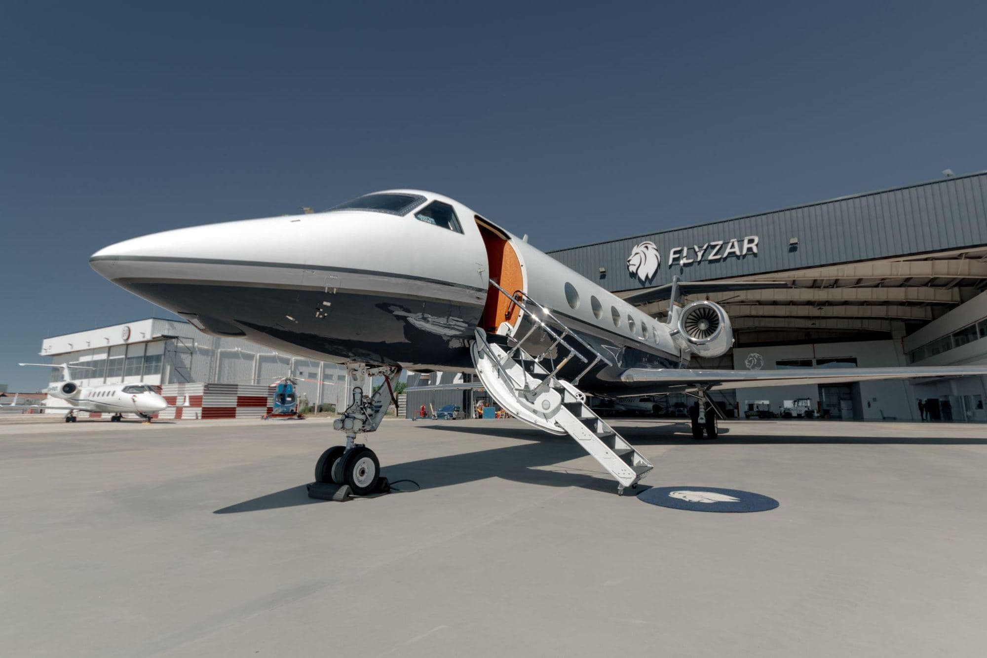 Gulfstream G400 LV-SYG frente al hangar de Flyzar