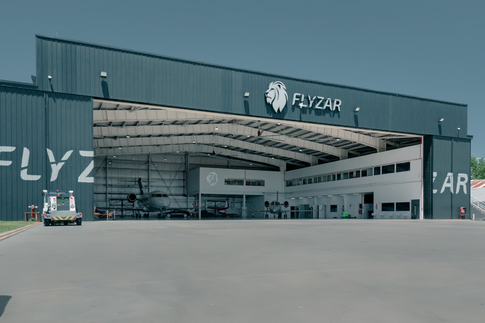 Hangar de Flyzar en el Aeropuerto Internacional de San Fernando